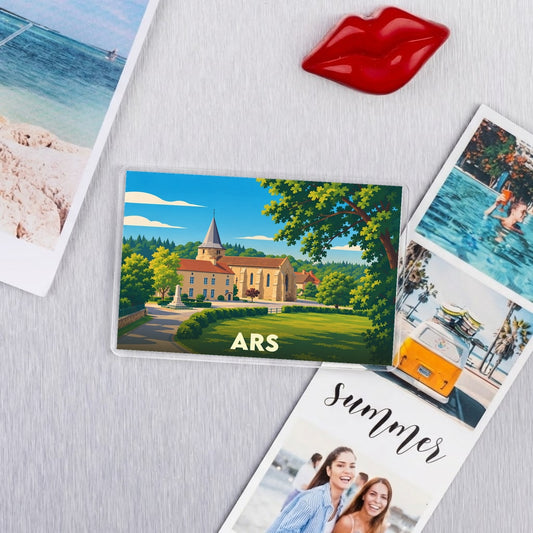 Magnet souvenir de la ville de Ars avec une illustration stylisée d'une église et de paysages verdoyants.