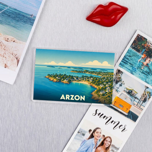 Magnet souvenir de la ville d'Arzon avec une illustration stylisée de son littoral.