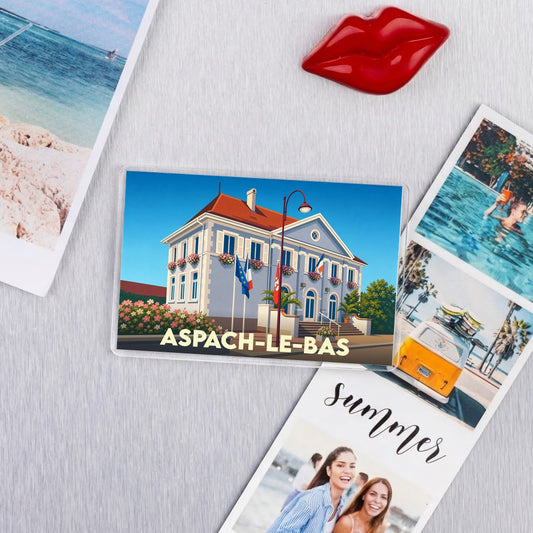 Magnet souvenir de la ville d'Aspach-le-Bas avec une illustration stylisée de sa mairie.