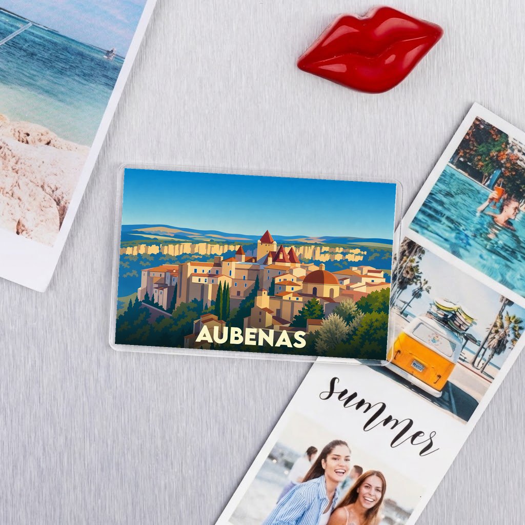 Magnet souvenir de la ville d'Aubenas avec une illustration stylisée et colorée.