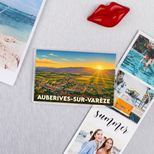 Magnet souvenir de la ville d'Auberives-sur-Varèze avec une illustration stylisée d'un paysage de campagne au coucher du soleil.