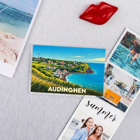 Magnet souvenir de la ville de Audinghen avec une illustration stylisée de son paysage côtier.