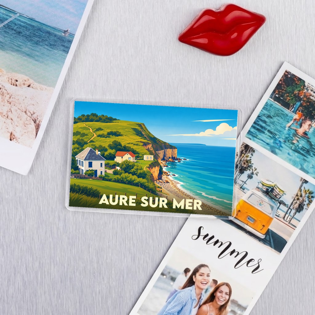Magnet souvenir de la ville de Aure-sur-Mer avec une illustration stylisée du littoral.