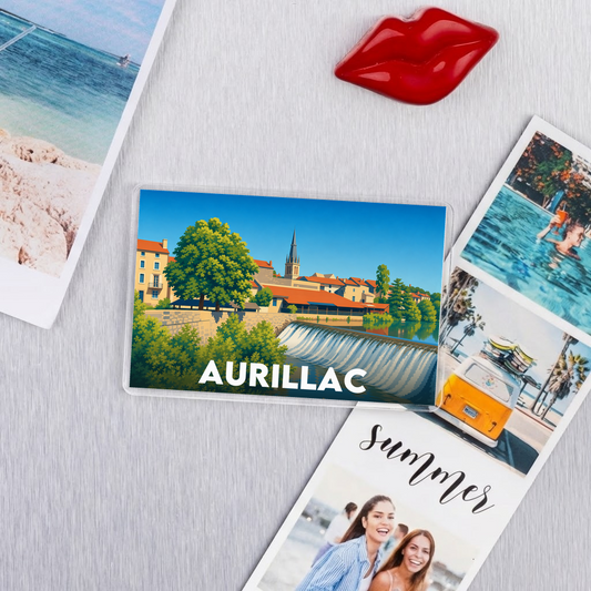 Magnet souvenir de la ville d'Aurillac avec une illustration stylisée.