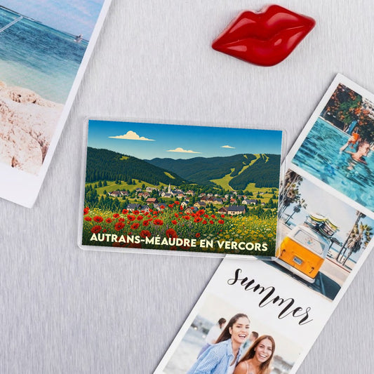 Magnet rectangulaire de la ville d'Autrans-Méaudre en Vercors représentant un paysage de montagne fleuri.