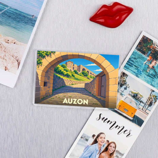 Magnet souvenir de la ville d'Auzon avec une illustration stylisée représentant un passage voûté en pierre.