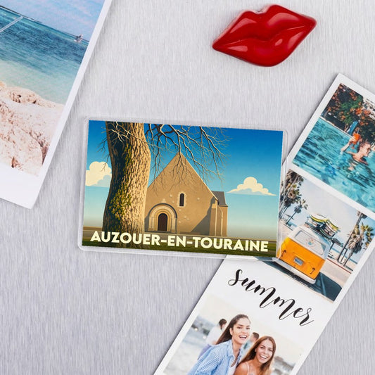Magnet souvenir de la ville de Auzouer-en-Touraine avec une illustration stylisée de son église.