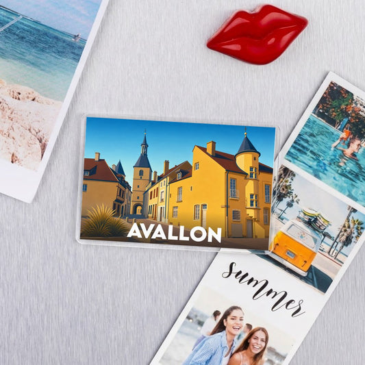 Magnet souvenir de la ville d'Avallon avec une illustration stylisée de ses bâtiments emblématiques.