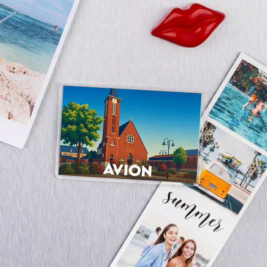 Magnet souvenir de la ville d'Avion avec une illustration stylisée de son église.