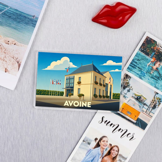 Magnet souvenir de la ville d'Avoine avec une illustration stylisée de l'hôtel de ville.