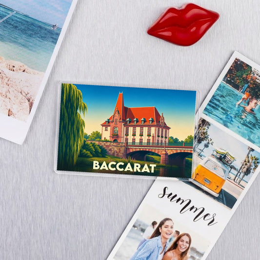 Magnet souvenir de la ville de Baccarat avec une illustration stylisée de son architecture.
