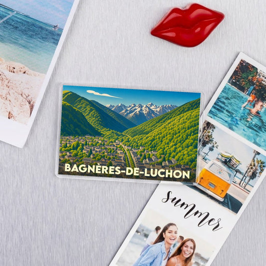 Magnet souvenir de la ville de Bagnères-de-Luchon avec une illustration stylisée de ses montagnes.