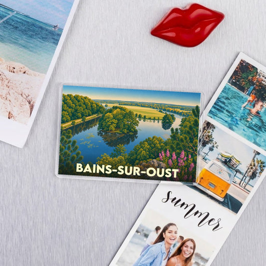 Magnet souvenir de la ville de Bains-sur-Oust avec une illustration stylisée d'un paysage naturel.