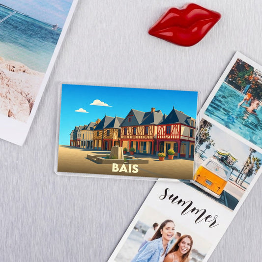 Magnet souvenir de la ville de Bais avec une illustration stylisée de maisons à colombages.