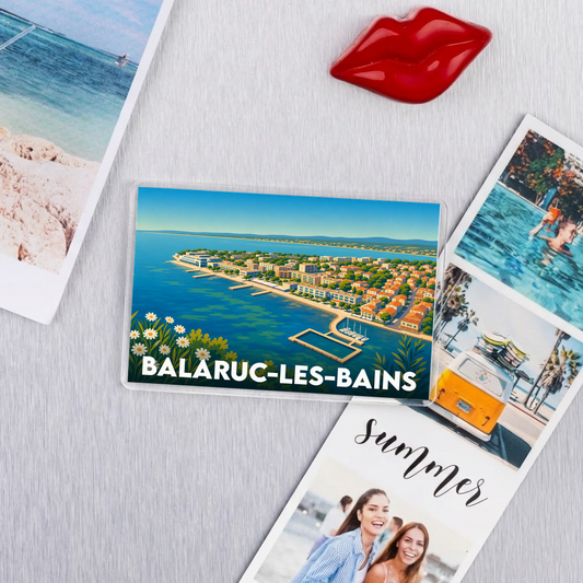 Magnet souvenir de la ville de Balaruc-les-Bains avec une illustration stylisée du bord de mer.