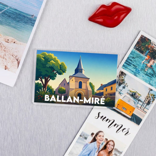 Magnet souvenir de la ville de Ballan-Miré avec une illustration stylisée de son église.