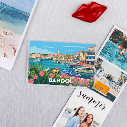 Magnet souvenir de la ville de Bandol avec une illustration stylisée de son port.