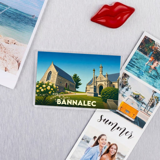 Magnet souvenir de la ville de Bannalec avec une illustration stylisée de son église.