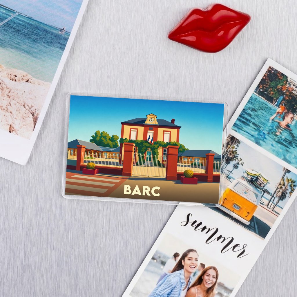 Magnet souvenir de la ville de Barc avec une illustration stylisée de sa mairie.