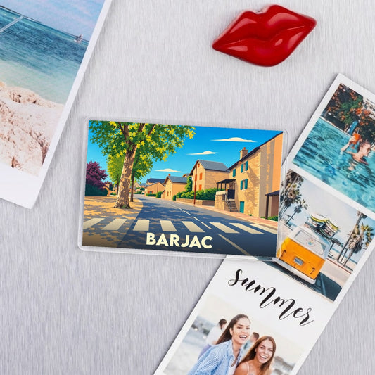 Magnet souvenir de la ville de Barjac avec une illustration stylisée d'une rue ensoleillée.