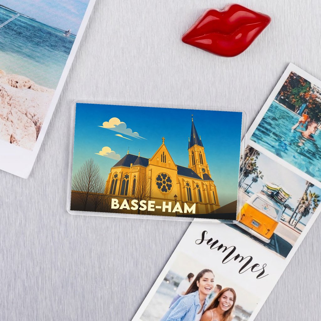 Magnet souvenir de la ville de Basse-Ham avec une illustration stylisée de son église.