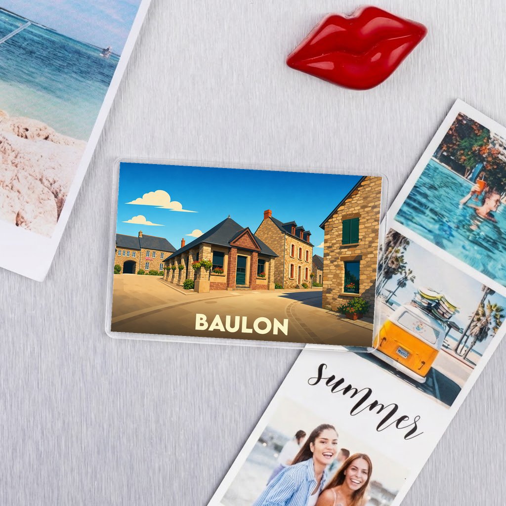 Magnet souvenir de la ville de Baulon avec une illustration stylisée de ses maisons en pierre.
