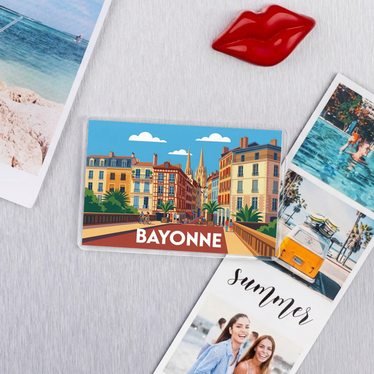 Magnet souvenir de la ville de Bayonne avec une illustration stylisée et colorée.