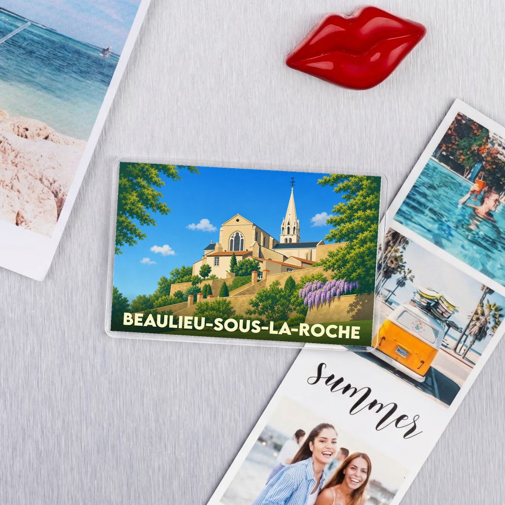 Magnet souvenir de la ville de Beaulieu-sous-la-Roche avec une illustration stylisée de son église et de ses jardins.