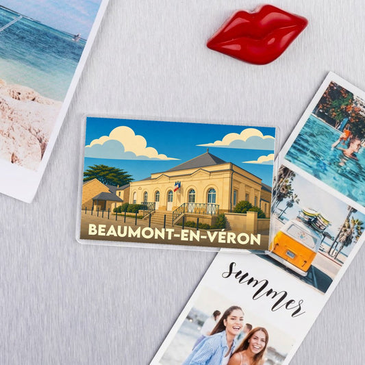 Magnet souvenir de la ville de Beaumont-en-Véron avec une illustration stylisée de sa mairie.
