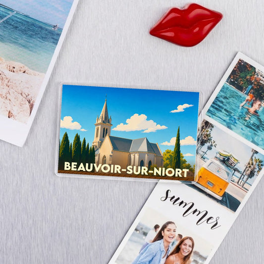 Magnet souvenir de la ville de Beauvoir-sur-Niort avec une illustration stylisée de son église.