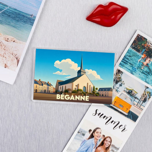 Magnet souvenir de la ville de Béganne avec une illustration stylisée de son église.
