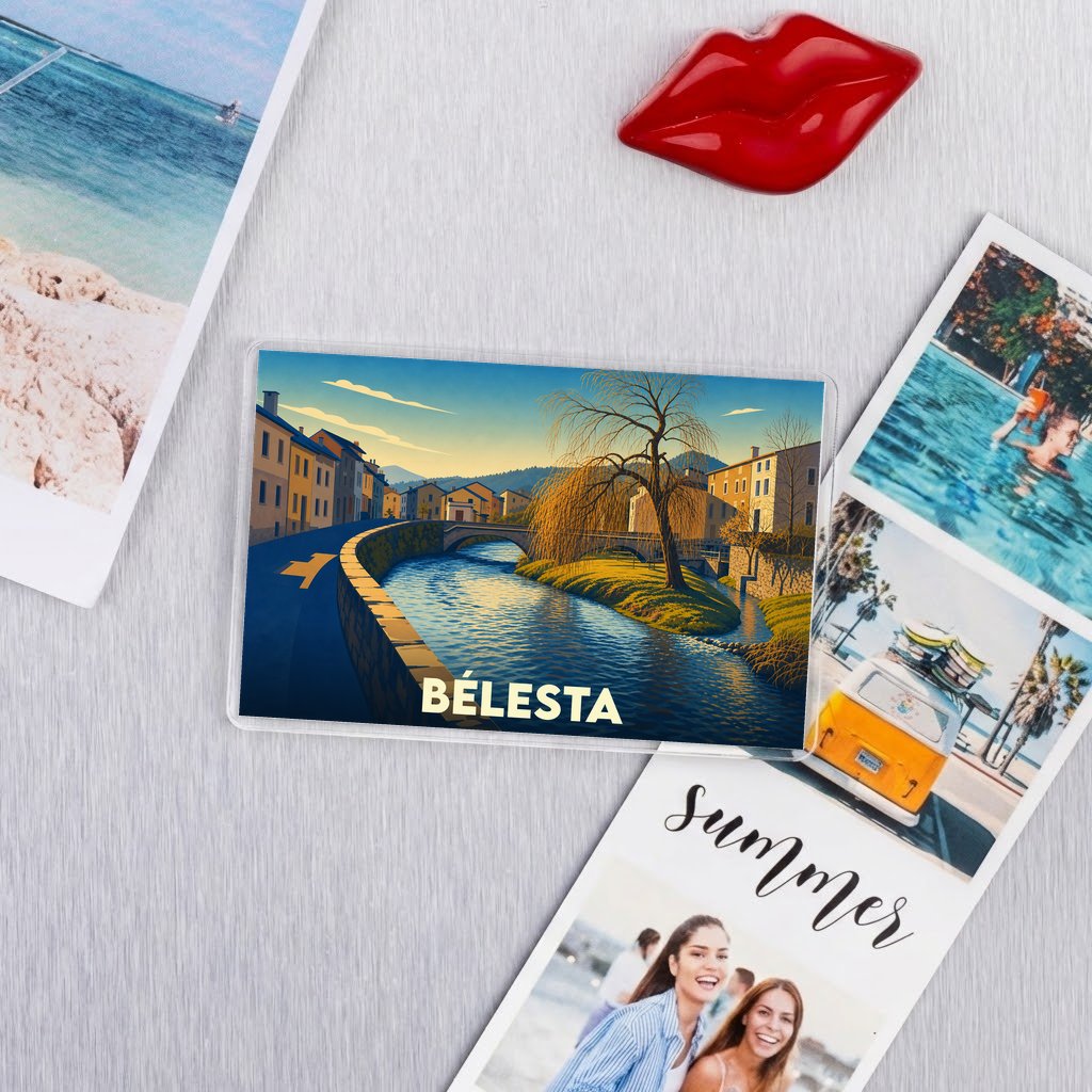 Magnet souvenir de la ville de Bélesta avec une illustration stylisée d'un cours d'eau bordé d'arbres et de maisons.