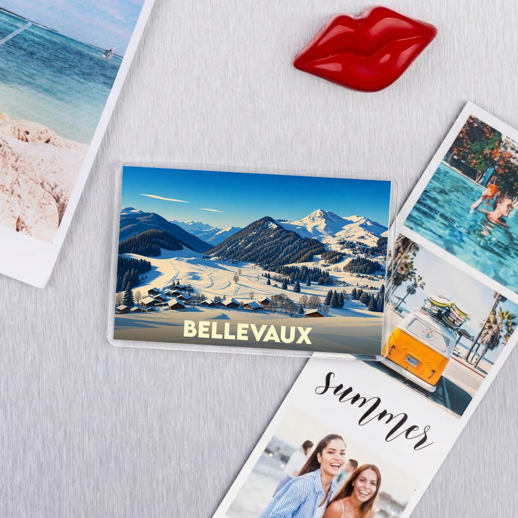 Magnet souvenir de la ville de Bellevaux illustré par un paysage de montagne enneigé.