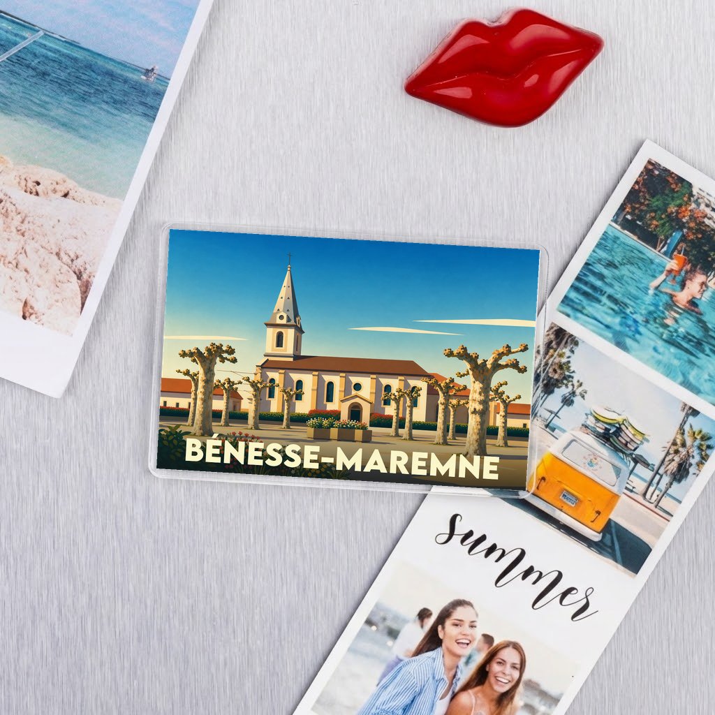 Magnet souvenir de la ville de Bénesse-Maremne avec une illustration stylisée de son église.