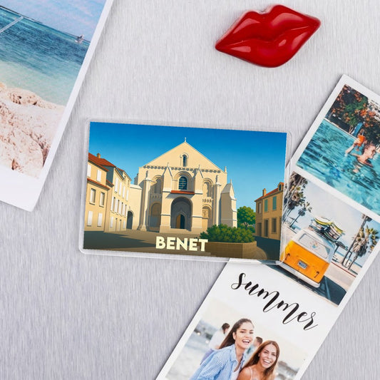 Magnet souvenir de la ville de Benet avec une illustration stylisée de son église.