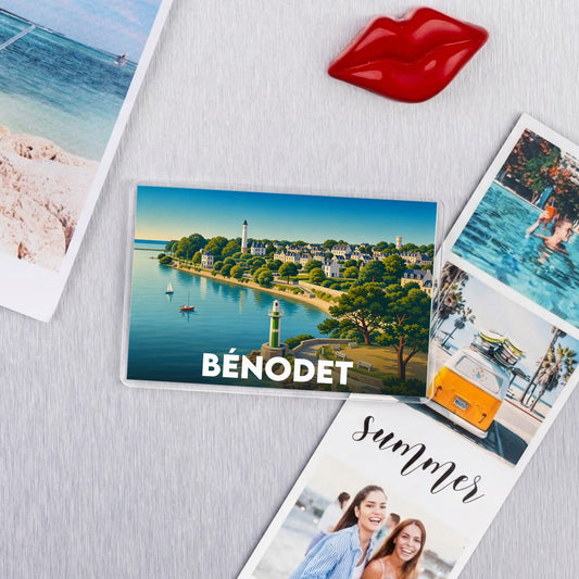 Magnet souvenir de la ville de Bénodet avec une illustration stylisée.