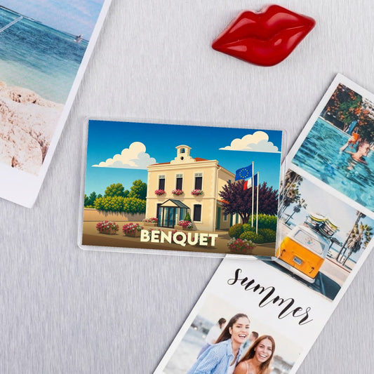 Magnet souvenir de la ville de Benquet avec une illustration stylisée de sa mairie.