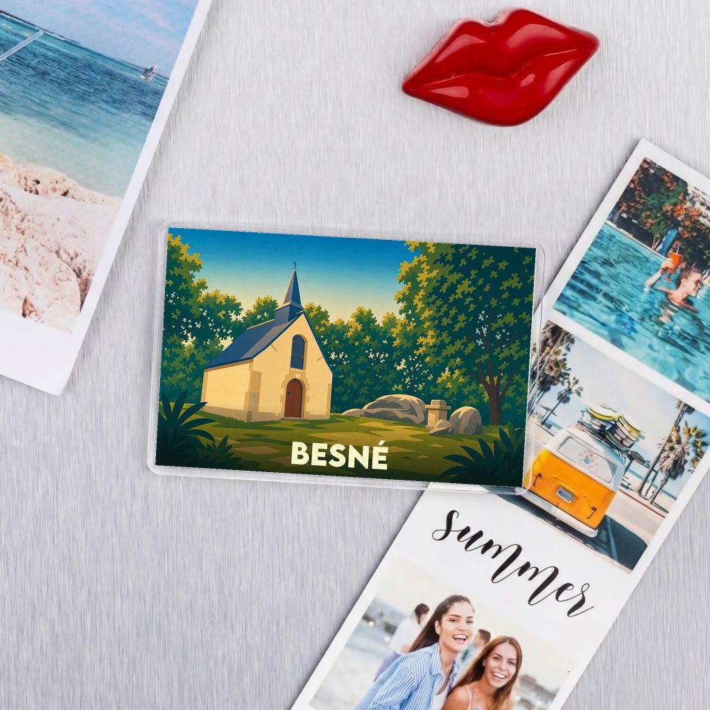 Magnet souvenir de la ville de Besné avec une illustration stylisée de sa chapelle.