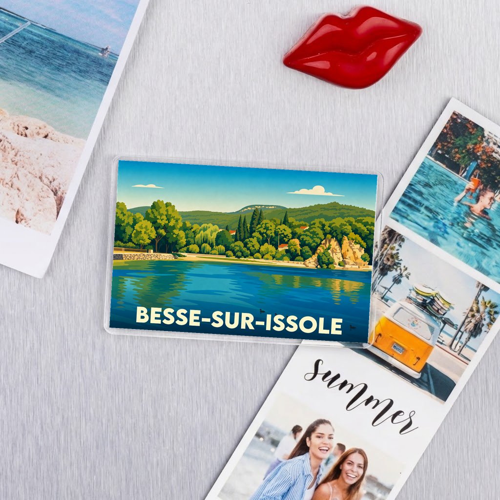 Magnet souvenir de la ville de Besse-sur-Issole avec une illustration de paysage lacustre.