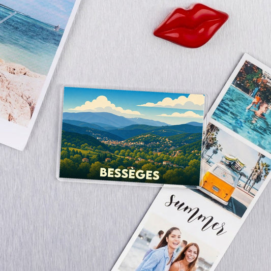 Magnet souvenir de la ville de Bessèges avec une illustration stylisée de ses paysages montagneux.