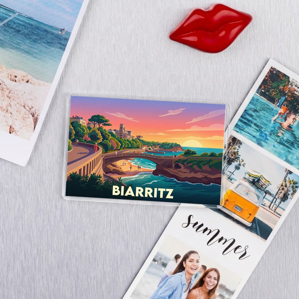 Magnet souvenir de la ville de Biarritz avec une illustration stylisée du littoral au coucher du soleil.