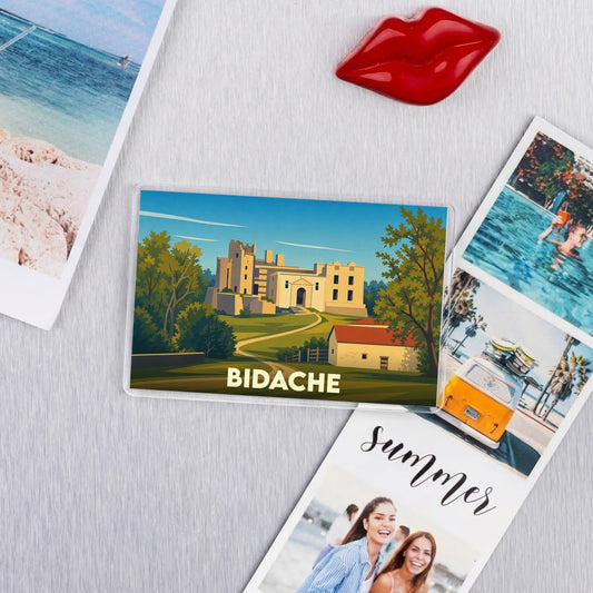 Magnet souvenir de la ville de Bidache avec une illustration stylisée de son château.