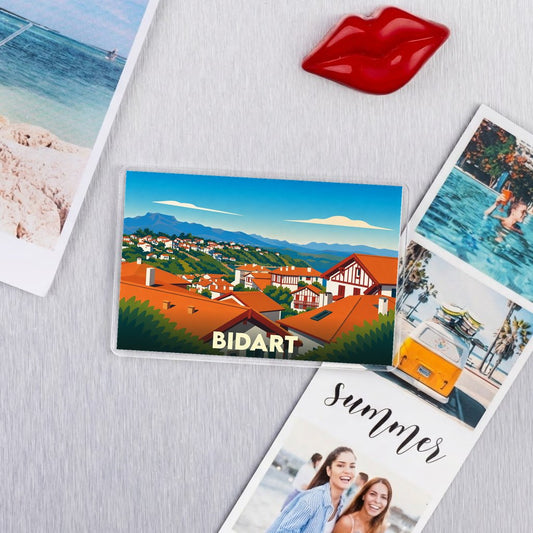 Magnet souvenir de la ville de Bidart avec une illustration stylisée de ses maisons basques traditionnelles.