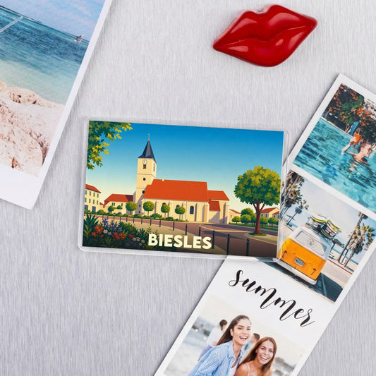 Magnet souvenir de la ville de Biesles avec une illustration stylisée de son église.