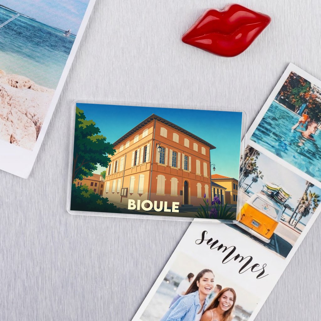 Magnet souvenir de la ville de Bioule avec une illustration stylisée d'un bâtiment historique.