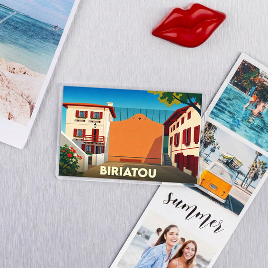 Magnet souvenir de la ville de Biriatou avec une illustration colorée et stylisée de son architecture typique.