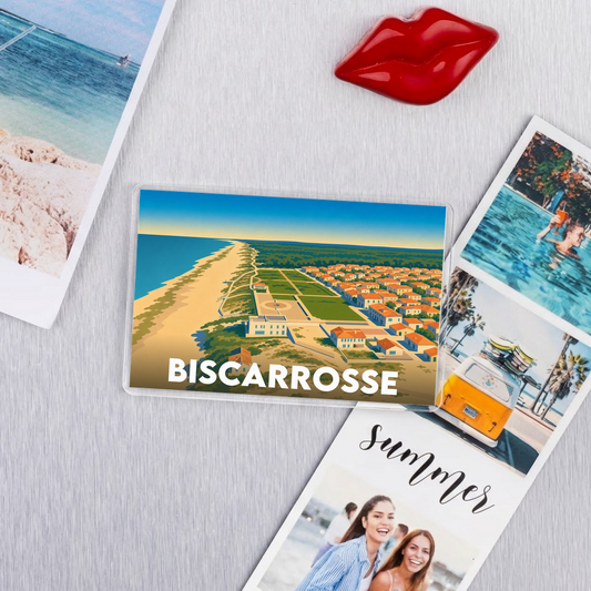 Magnet souvenir de la ville de Biscarrosse avec une illustration stylisée du bord de mer.