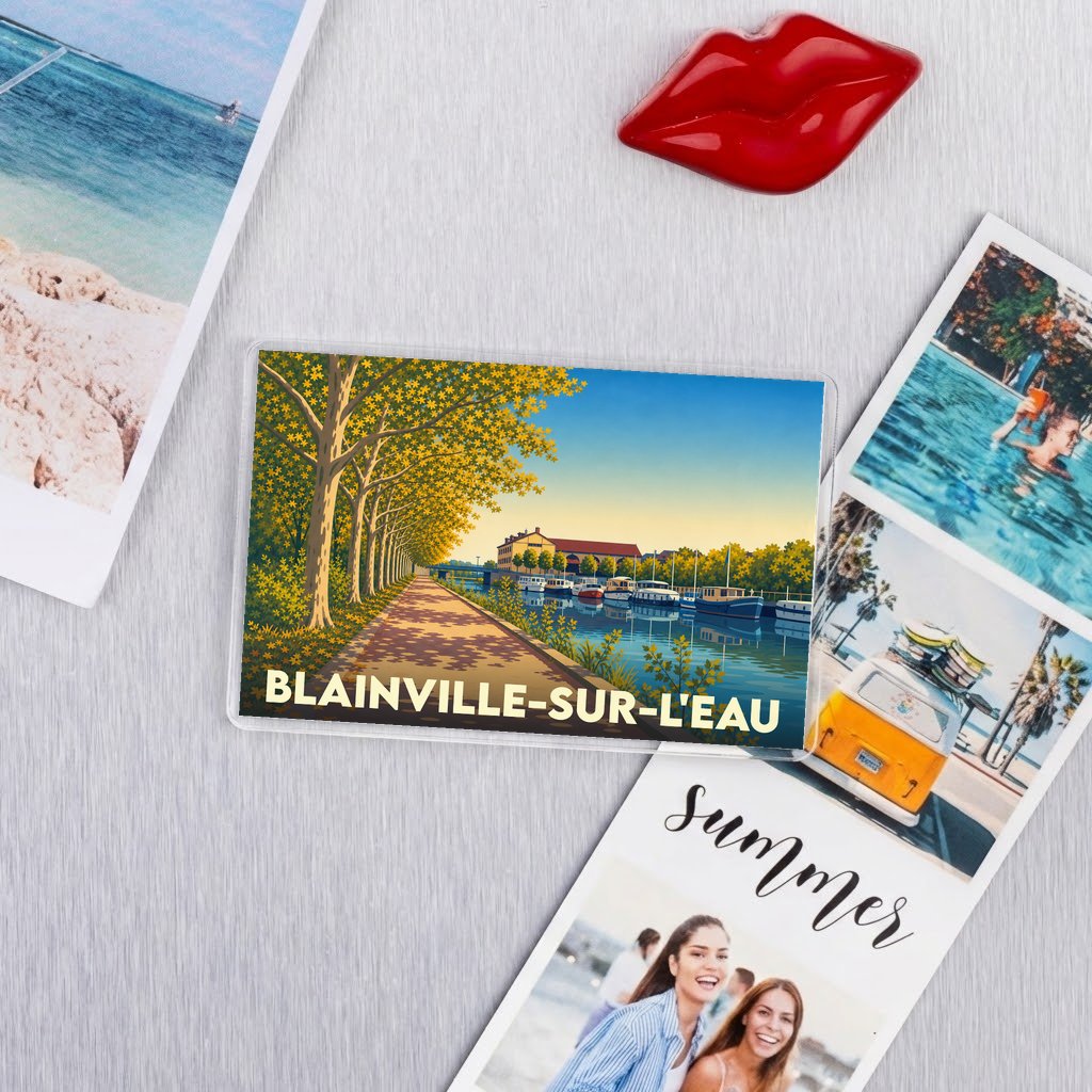 Magnet souvenir de la ville de Blainville-sur-l'Eau avec une illustration stylisée d'un quai arboré.