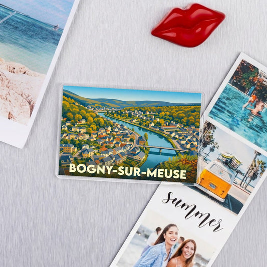 Magnet souvenir de la ville de Bogny-sur-Meuse avec une illustration stylisée de la Meuse serpentant entre les collines boisées.