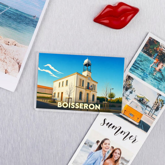 Magnet souvenir de la ville de Boisseron avec une illustration stylisée de sa mairie.